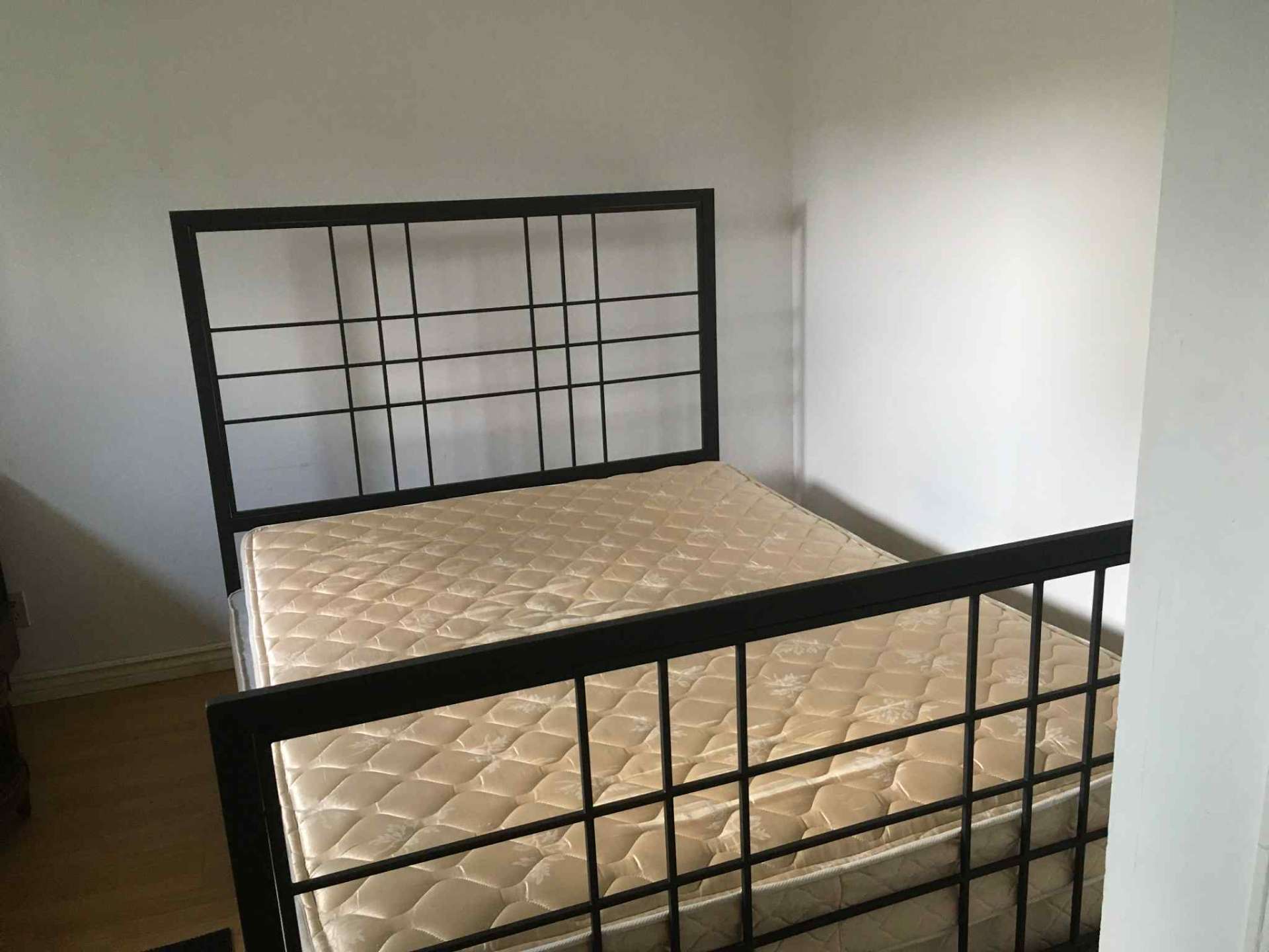 八街super store 后面地下室房间出租