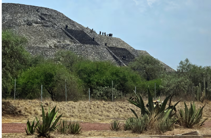 墨西哥金字塔枪击前一刻被拍下：卑诗省游客合影背景中出现枪手，造成一名加拿大人死亡、多人受伤