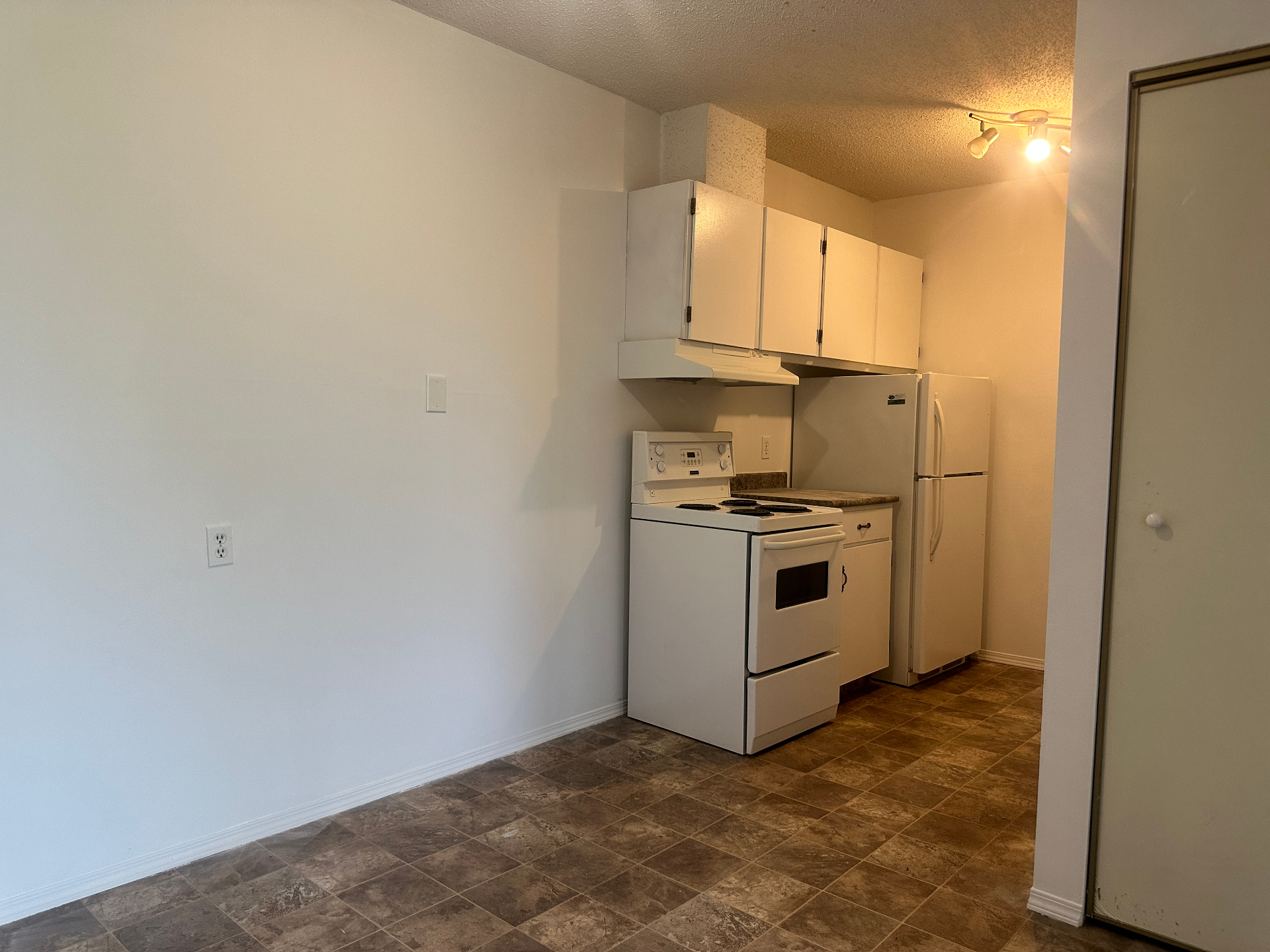 411 Tait Court #304｜望湖景观一房公寓出售！——林与唐地产 - 4