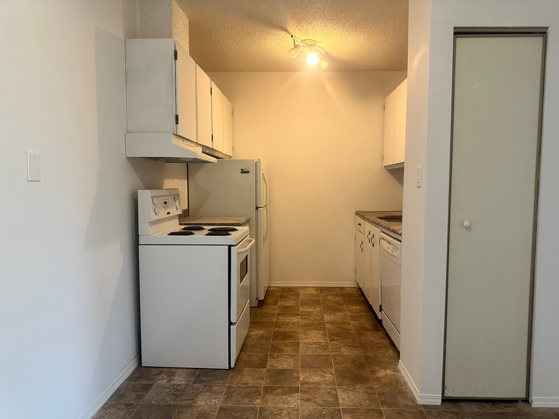 411 Tait Court #304｜望湖景观一房公寓出售！——林与唐地产 - 5