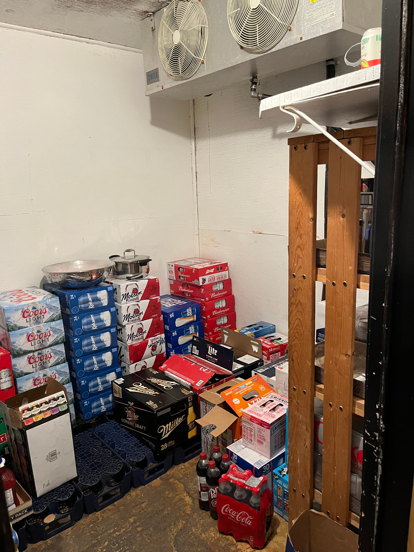 萨省小镇酒吧出售，外卖酒牌+老虎机+自住空间——林与唐地产 - 2