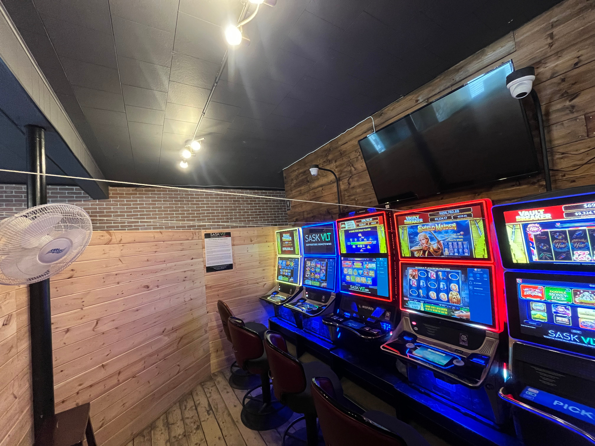 萨省小镇酒吧出售，外卖酒牌+老虎机+自住空间——林与唐地产 - 4