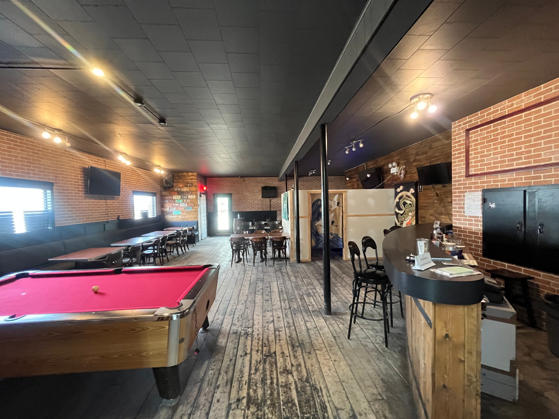 萨省小镇酒吧出售，外卖酒牌+老虎机+自住空间——林与唐地产 - 5