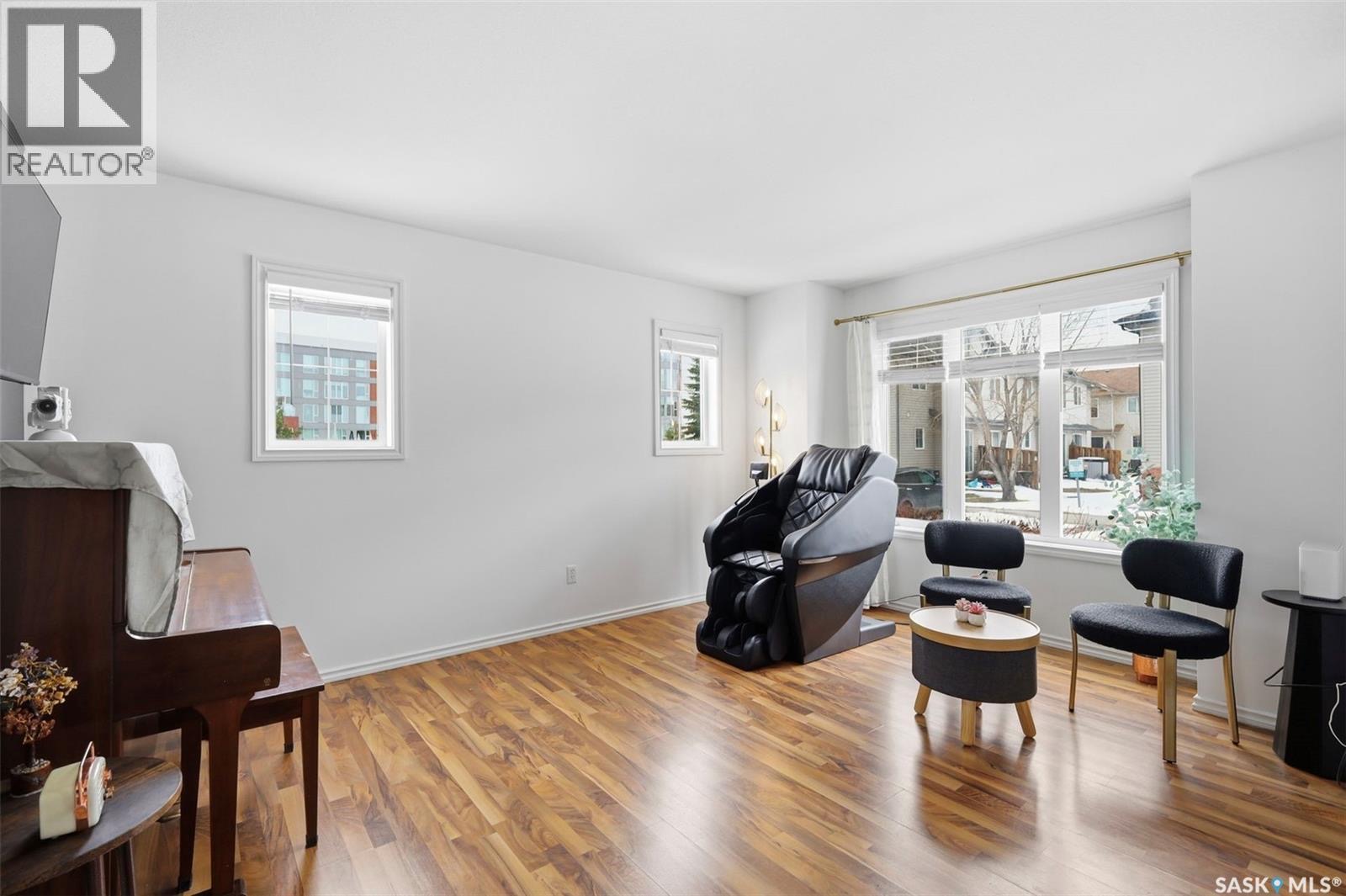 Lakewood小区3房边户联排出售！3 - 6