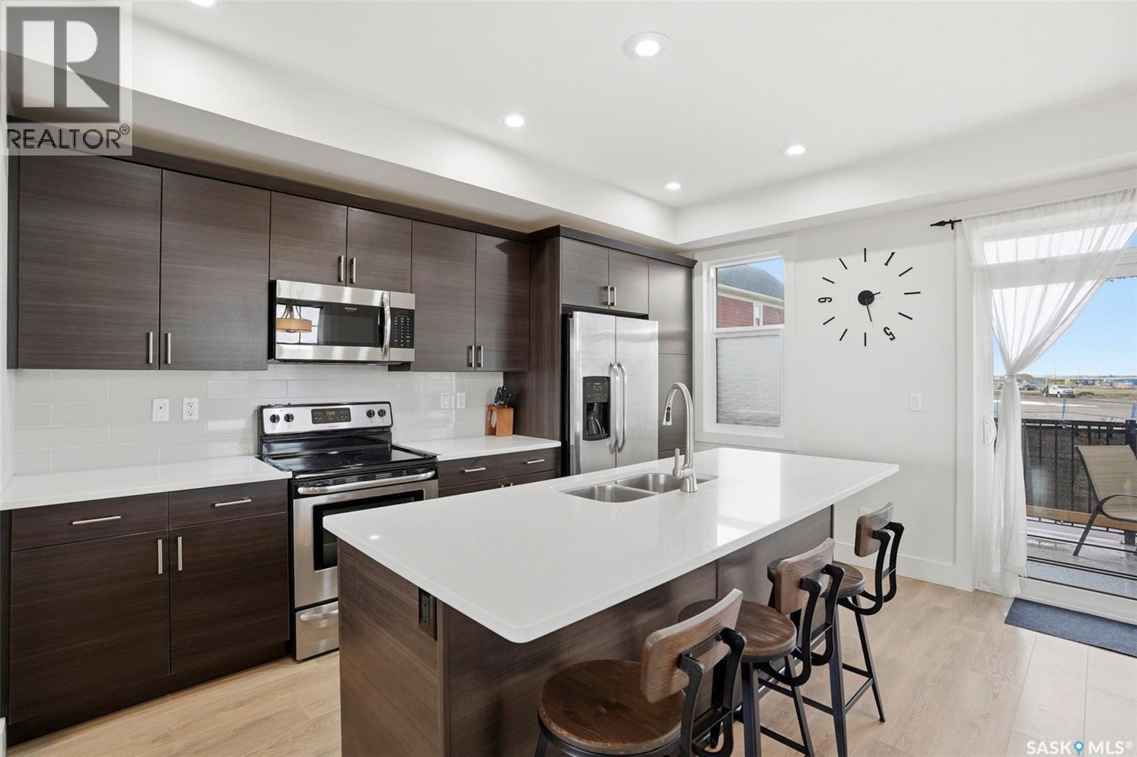 🏡 保养如新4房3卫|737 Meadows Boulevard - 10
