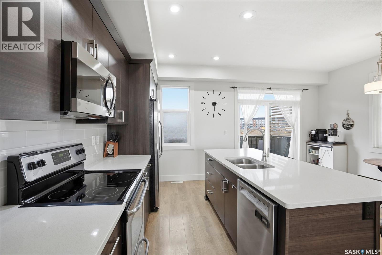 🏡 保养如新4房3卫|737 Meadows Boulevard - 12