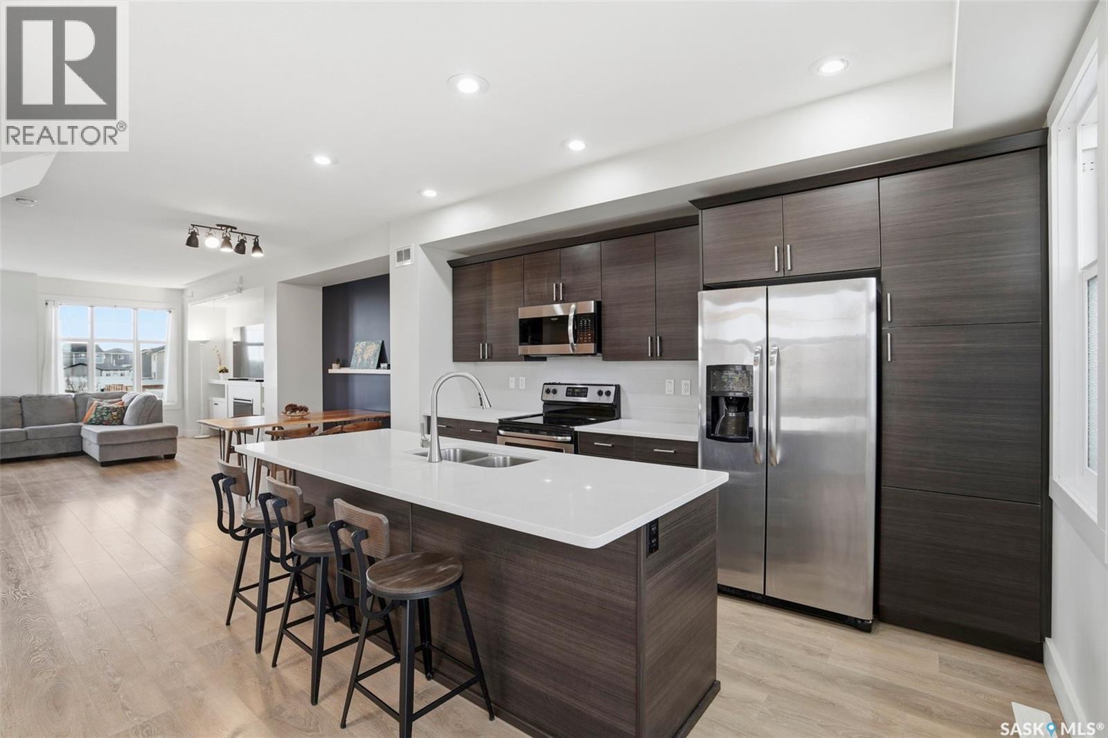 🏡 保养如新4房3卫|737 Meadows Boulevard - 11