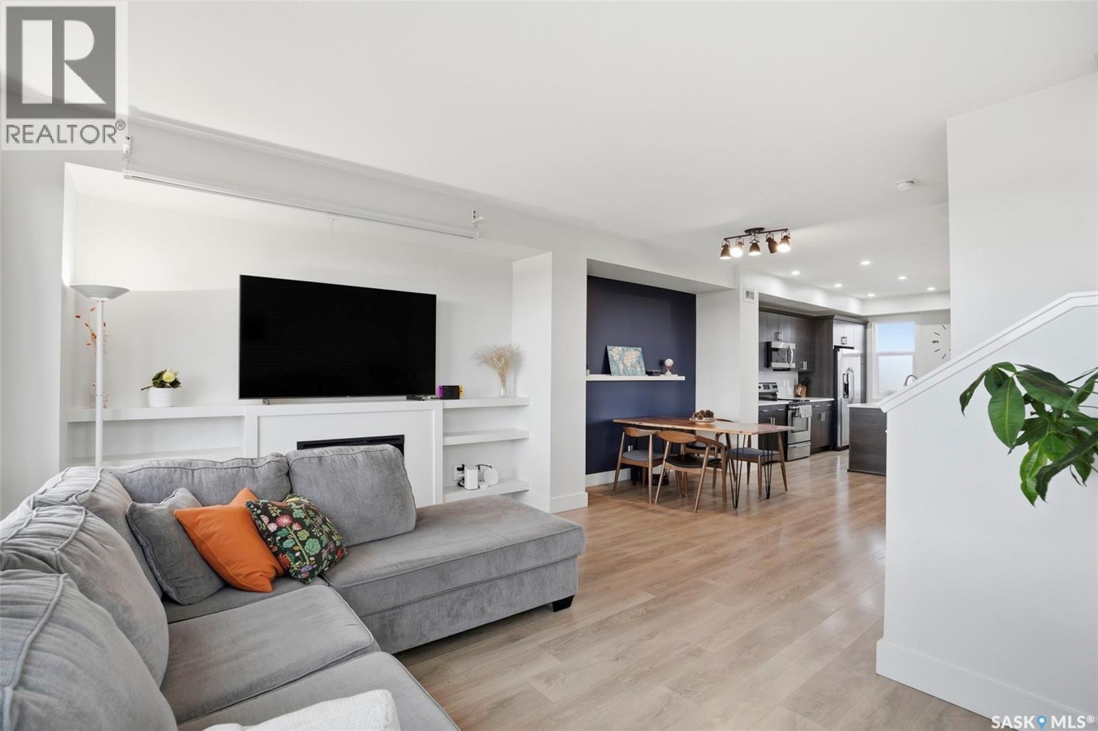 Public Open House公众开放看房 737 Meadow - 15
