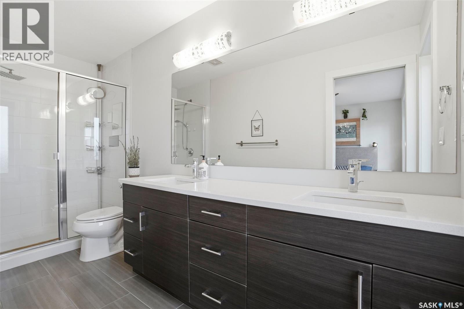 🏡 保养如新4房3卫|737 Meadows Boulevard - 15