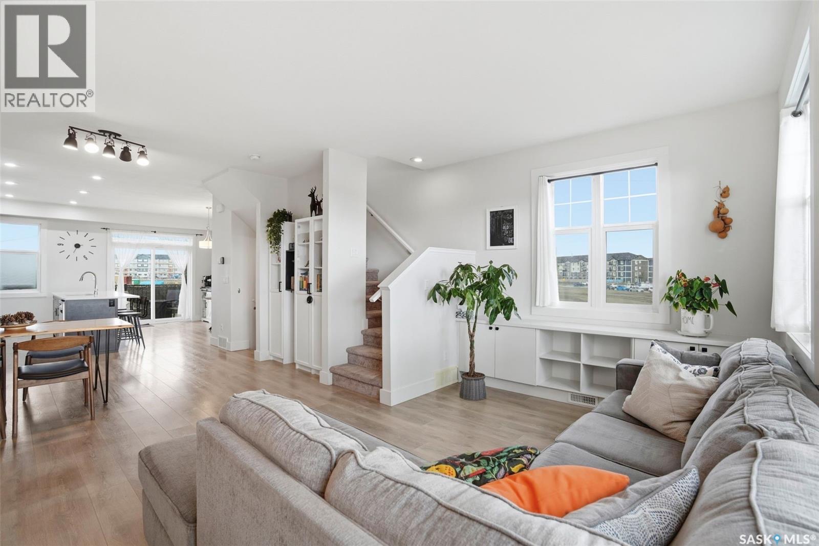 Public Open House公众开放看房 737 Meadow - 14