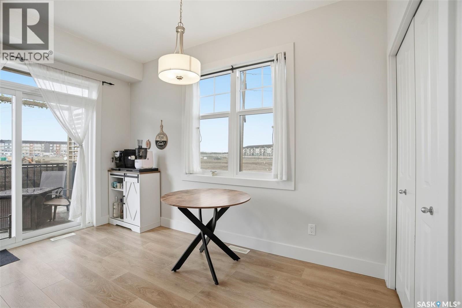 Public Open House公众开放看房 737 Meadow - 10