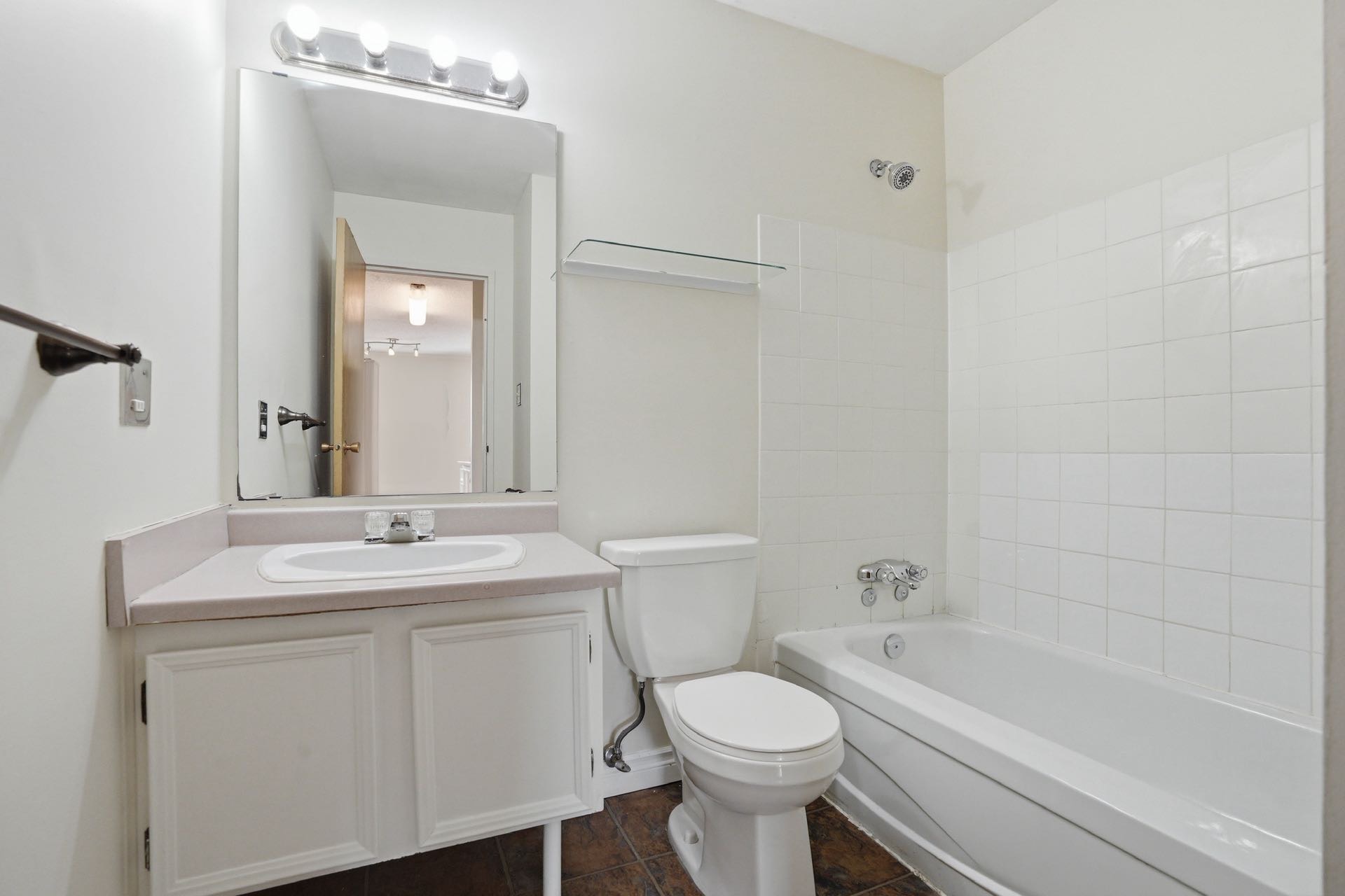 八街顶楼公寓出售——4040 8th St.E#316B——林 - 8